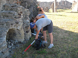 Students picking up trash at Pompeii